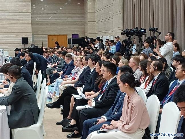 敕令双语学习东说念主数翻倍至各20万！“中俄友好谈话对话会”聚焦复合型东说念主才缺口
