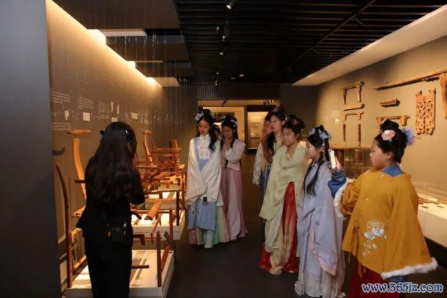 榫卯匠心，代代共守：区锦泽获评传统榫卯产品制作期间非遗代表性传承东说念主