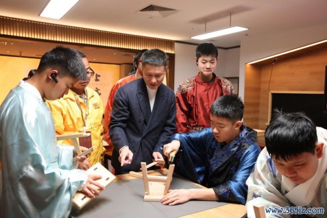 榫卯匠心，代代共守：区锦泽获评传统榫卯产品制作期间非遗代表性传承东说念主