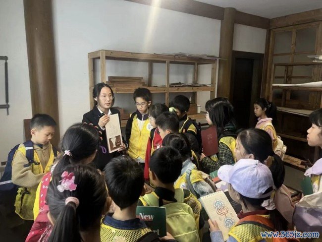 榫卯匠心，代代共守：区锦泽获评传统榫卯产品制作期间非遗代表性传承东说念主